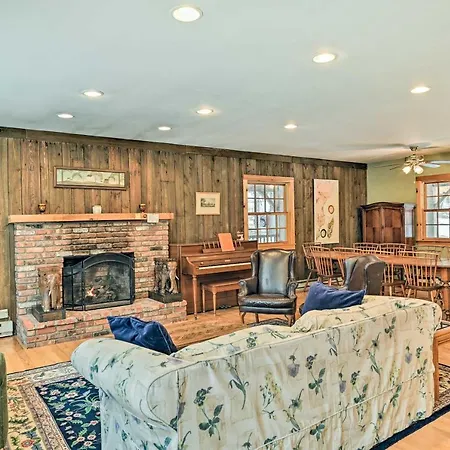 West Dover Home With Deck About 2 Mi To Mount Snow!